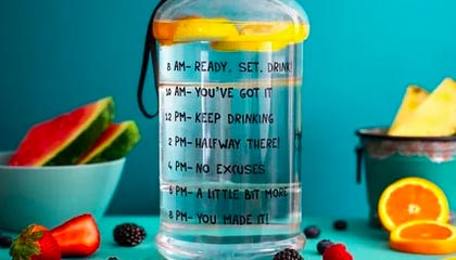 危险动作！萨尔瓦多亮鞋底铲倒深圳球员脚踝，吃到一张黄牌